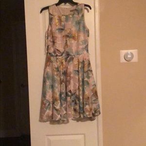 Knee length dress with a flower design on it